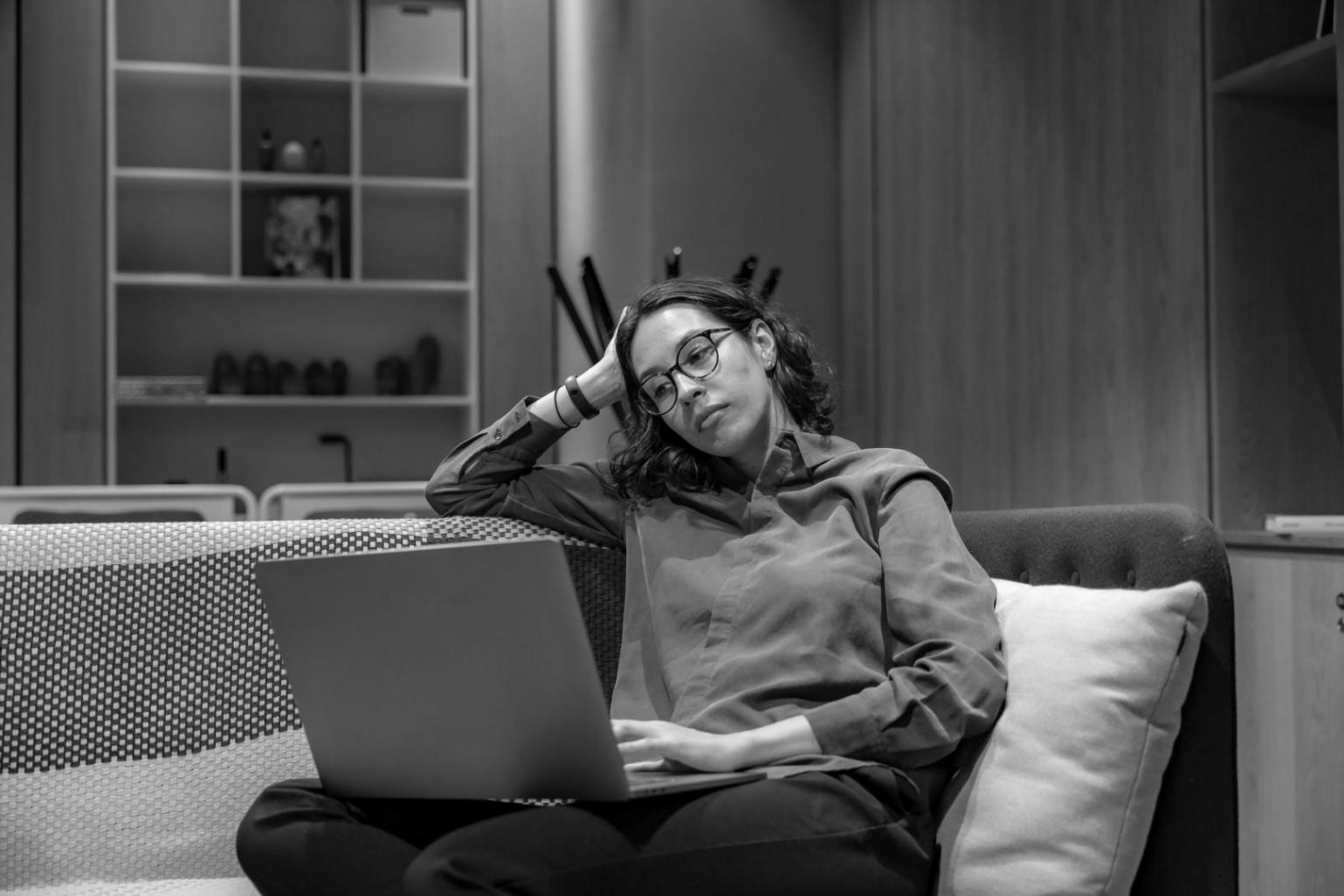 Espace de travail organisé avec calculatrice et documents budgétaires