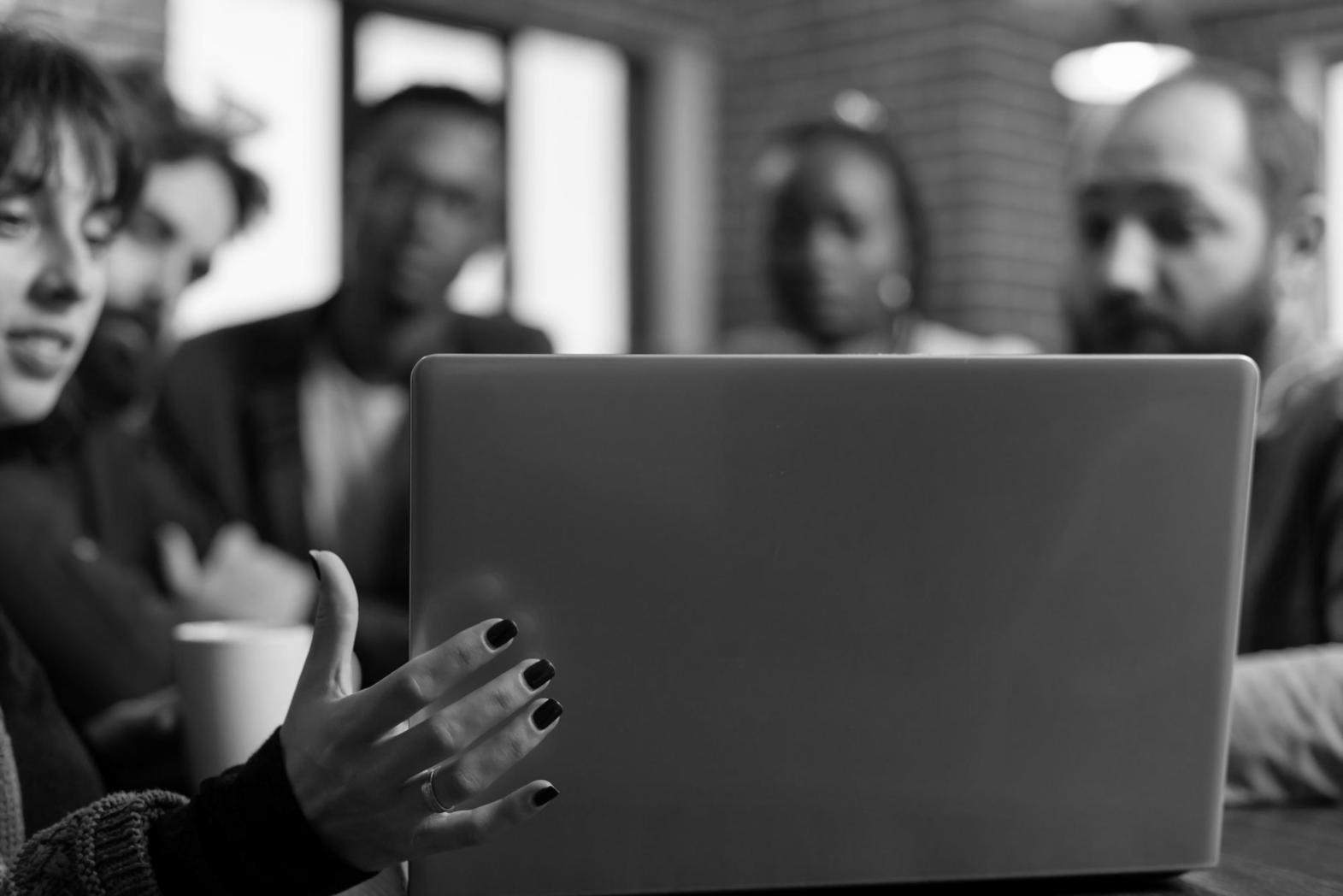 Bureau moderne avec documents financiers et calculatrice pour la gestion budgétaire