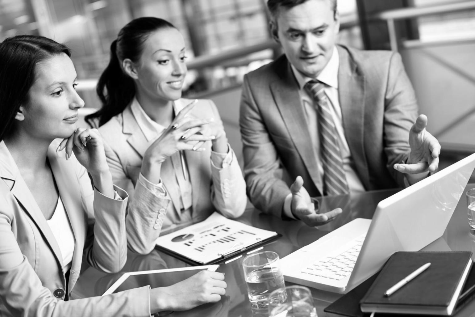 Consultation personnalisée avec conseiller financier examinant des documents budgétaires